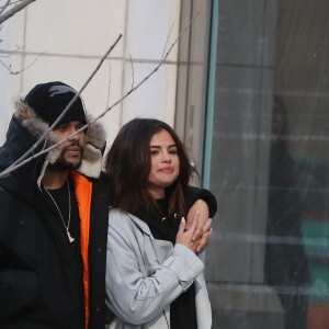 Exclusif - Selena Gomez et son compagnon The Weeknd (Abel Tesfaye) font du shopping en amoureux sur Bloor Street à Toronto, le 16 mars 2017. Le couple est allé chez Gucci et chez Holt Renfrew. Ils semblent très amoureux. © CPA/Bestimage Exclusive