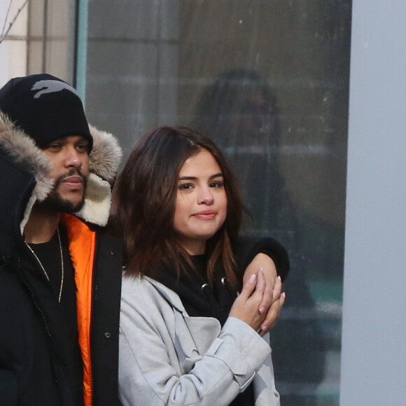 Exclusif - Selena Gomez et son compagnon The Weeknd (Abel Tesfaye) font du shopping en amoureux sur Bloor Street à Toronto, le 16 mars 2017. Le couple est allé chez Gucci et chez Holt Renfrew. Ils semblent très amoureux. © CPA/Bestimage Exclusive