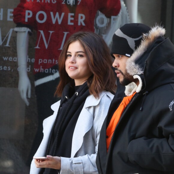Exclusif - Selena Gomez et son compagnon The Weeknd (Abel Tesfaye) font du shopping en amoureux sur Bloor Street à Toronto, le 16 mars 2017. Le couple est allé chez Gucci et chez Holt Renfrew. Ils semblent très amoureux. © CPA/Bestimage Exclusive