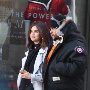 Exclusif - Selena Gomez et son compagnon The Weeknd (Abel Tesfaye) font du shopping en amoureux sur Bloor Street à Toronto, le 16 mars 2017. Le couple est allé chez Gucci et chez Holt Renfrew. Ils semblent très amoureux. © CPA/Bestimage Exclusive