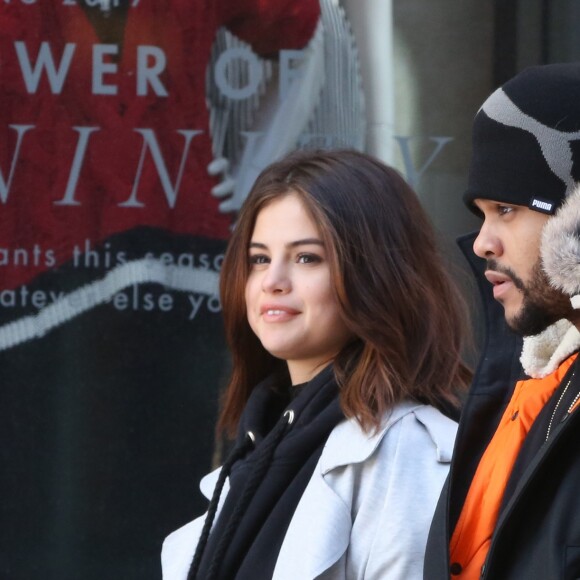 Exclusif - Selena Gomez et son compagnon The Weeknd (Abel Tesfaye) font du shopping en amoureux sur Bloor Street à Toronto, le 16 mars 2017. Le couple est allé chez Gucci et chez Holt Renfrew. Ils semblent très amoureux. © CPA/Bestimage Exclusive