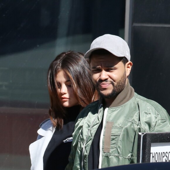 Exclusif - Prix spécial - No web - No blog - Selena Gomez se promène avec son compagnon The Weeknd dans les rues de Toronto. Les amoureux logent au même endroit où Selena est restée avec son ex J.Bieber lors de sa dernière visite! Le 18 mars 2017 © CPA/Bestimage