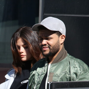 Exclusif - Prix spécial - No web - No blog - Selena Gomez se promène avec son compagnon The Weeknd dans les rues de Toronto. Les amoureux logent au même endroit où Selena est restée avec son ex J.Bieber lors de sa dernière visite! Le 18 mars 2017 © CPA/Bestimage