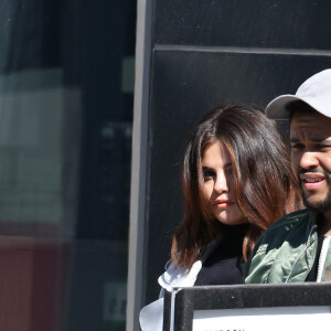 Exclusif - Prix spécial - No web - No blog - Selena Gomez se promène avec son compagnon The Weeknd dans les rues de Toronto. Les amoureux logent au même endroit où Selena est restée avec son ex J.Bieber lors de sa dernière visite! Le 18 mars 2017 © CPA/Bestimage