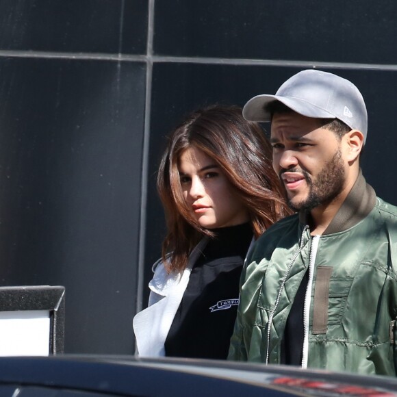 Exclusif - Prix spécial - No web - No blog - Selena Gomez se promène avec son compagnon The Weeknd dans les rues de Toronto. Les amoureux logent au même endroit où Selena est restée avec son ex J.Bieber lors de sa dernière visite! Le 18 mars 2017 © CPA/Bestimage16/03/2017 - Toronto