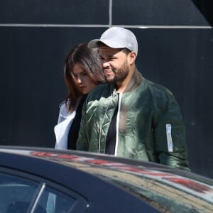 Exclusif - Prix spécial - No web - No blog - Selena Gomez se promène avec son compagnon The Weeknd dans les rues de Toronto. Les amoureux logent au même endroit où Selena est restée avec son ex J.Bieber lors de sa dernière visite! Le 18 mars 2017 © CPA/Bestimage