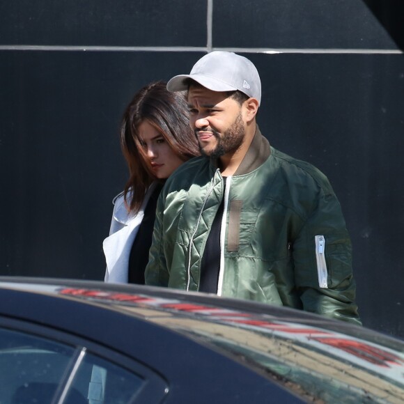 Exclusif - Prix spécial - No web - No blog - Selena Gomez se promène avec son compagnon The Weeknd dans les rues de Toronto. Les amoureux logent au même endroit où Selena est restée avec son ex J.Bieber lors de sa dernière visite! Le 18 mars 2017 © CPA/Bestimage