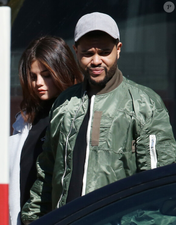 Exclusif - Prix spécial - No web - No blog - Selena Gomez se promène avec son compagnon The Weeknd dans les rues de Toronto. Les amoureux logent au même endroit où Selena est restée avec son ex J.Bieber lors de sa dernière visite! Le 18 mars 2017 © CPA/Bestimage