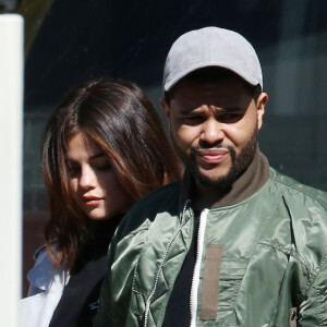 Exclusif - Prix spécial - No web - No blog - Selena Gomez se promène avec son compagnon The Weeknd dans les rues de Toronto. Les amoureux logent au même endroit où Selena est restée avec son ex J.Bieber lors de sa dernière visite! Le 18 mars 2017 © CPA/Bestimage