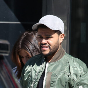 Exclusif - Prix spécial - No web - No blog - Selena Gomez se promène avec son compagnon The Weeknd dans les rues de Toronto. Les amoureux logent au même endroit où Selena est restée avec son ex J.Bieber lors de sa dernière visite! Le 18 mars 2017 © CPA/Bestimage