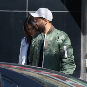 Exclusif - Prix spécial - No web - No blog - Selena Gomez se promène avec son compagnon The Weeknd dans les rues de Toronto. Les amoureux logent au même endroit où Selena est restée avec son ex J.Bieber lors de sa dernière visite! Le 18 mars 2017 © CPA/Bestimage