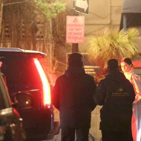 Exclusif - Selena Gomez et son compagnon The Weeknd (Abel Tesfaye) sont allés dîner au restaurant "Harbour Sixty Steakhouse" à Toronto, le samedi 18 mars 2017. La chanteuse ne reste jamais bien loin de son nouvel amour, elle a fait vendredi soir un aller/retour très rapide Toronto-New York en jet privé pour un photoshoot! Le couple semble très amoureux. © CPA/Bestimage