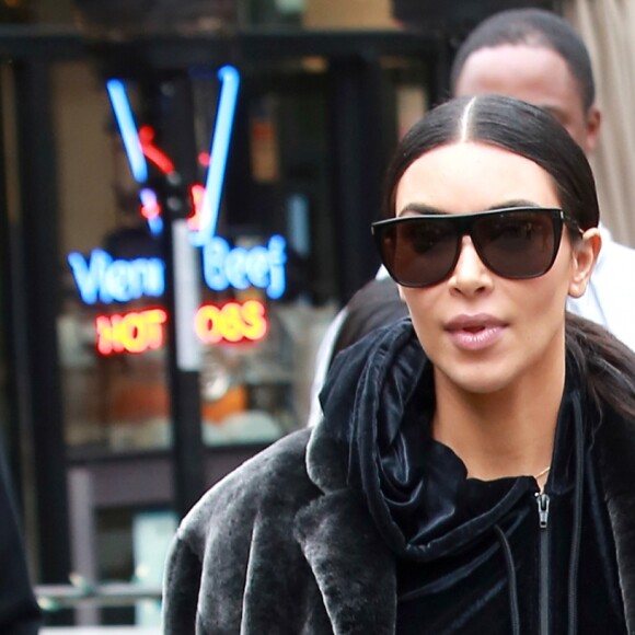Exclusif - Kim Kardashian est allée déguster des friandises et des glaces à ‘Sloan's Homemade Ice Cream' avec sa soeur Kourtney Kardashian et sa fille Penelope à Topanga. Les deux soeurs portent des manteaux en fourrure. Kim fait des selfies avec des fans dans la rue. Le 27 février 2017
