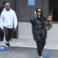 Kim Kardashian avec son mari Kanye West et son fils Saint déjeunent en famille au restaurant Something's Fishy à Woodland Hills, le 19 février 2017