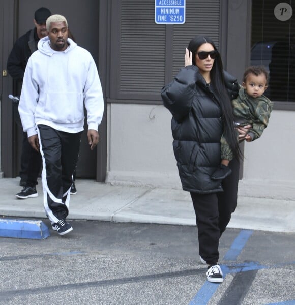 Kim Kardashian avec son mari Kanye West et son fils Saint déjeunent en famille au restaurant Something's Fishy à Woodland Hills, le 19 février 2017