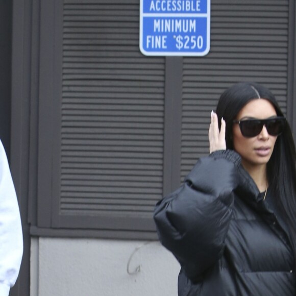 Kim Kardashian avec son mari Kanye West et son fils Saint déjeunent en famille au restaurant Something's Fishy à Woodland Hills, le 19 février 2017
