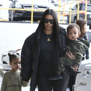 Kim Kardashian et ses enfants North et Saint déjeunent en famille au restaurant Something's Fishy à Woodland Hills, le 19 février 2017