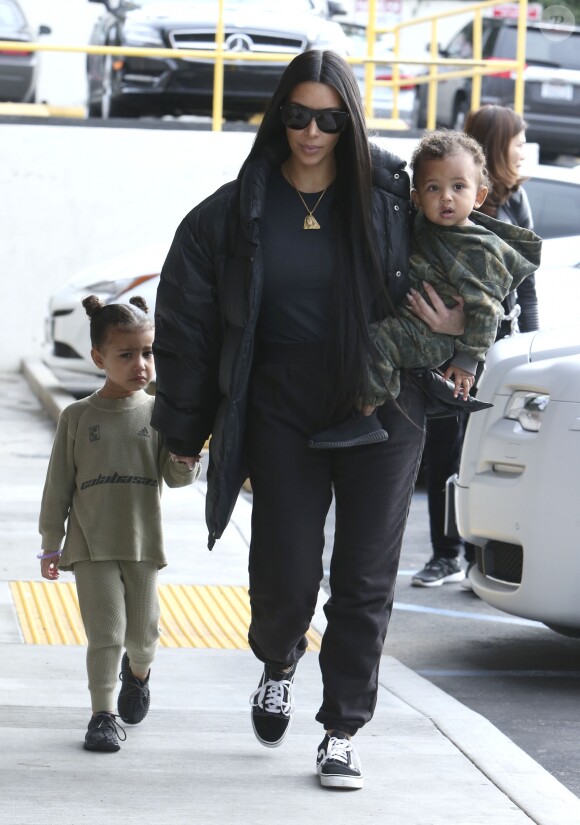 Kim Kardashian et ses enfants North et Saint déjeunent en famille au restaurant Something's Fishy à Woodland Hills, le 19 février 2017
