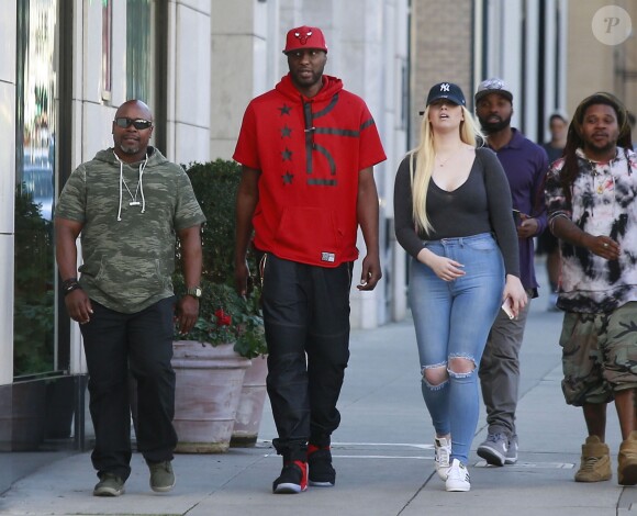 Exclusif - Lamar Odom se balade et fait du shopping avec des amis dans les rues de Beverly Hills. Lamar semble très proche des ses amis et prend dans ses bras une jolie blonde! Le 3 mars 2017