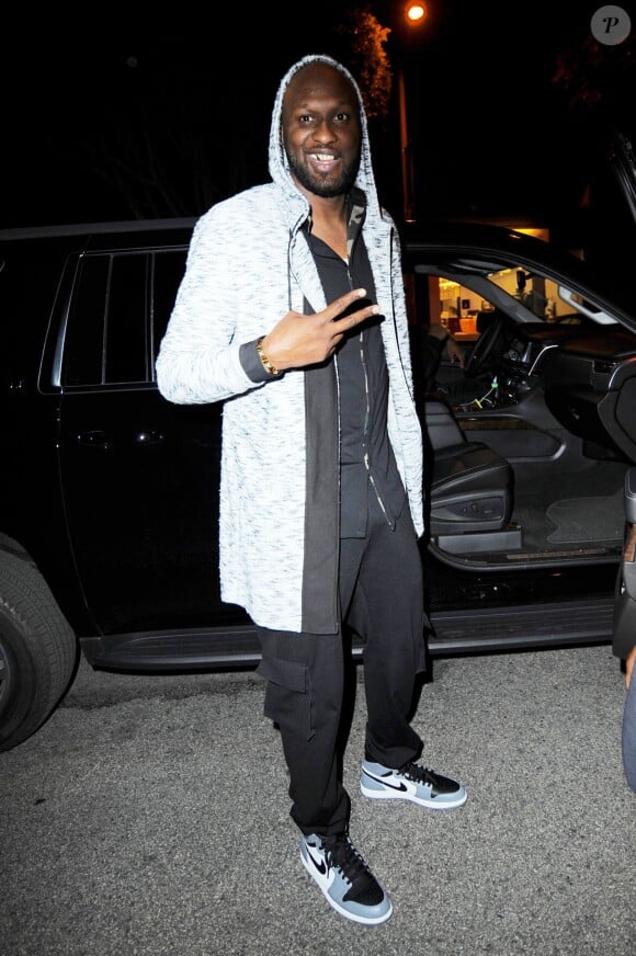 Lamar Odon montre sa nouvelle dent en or en arrivant au restaurant Ago à Los Angeles le 28 février 2017