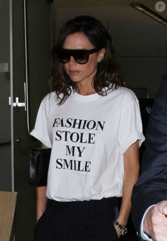Victoria Beckham porte un t-shirt de sa collection Victoria by Victoria Beckham avec le slogan 'Fashion Stole My Smile' à son arrivée à l'aéroport de LAX à Los Angeles, le 28 mars 2017 © CPA/Bestimage