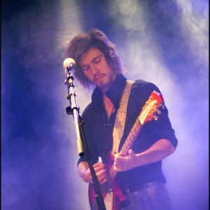 Julien Doré lors d'un concert au profit de l'association Vagdespoir en novembre 2007 à Paris.