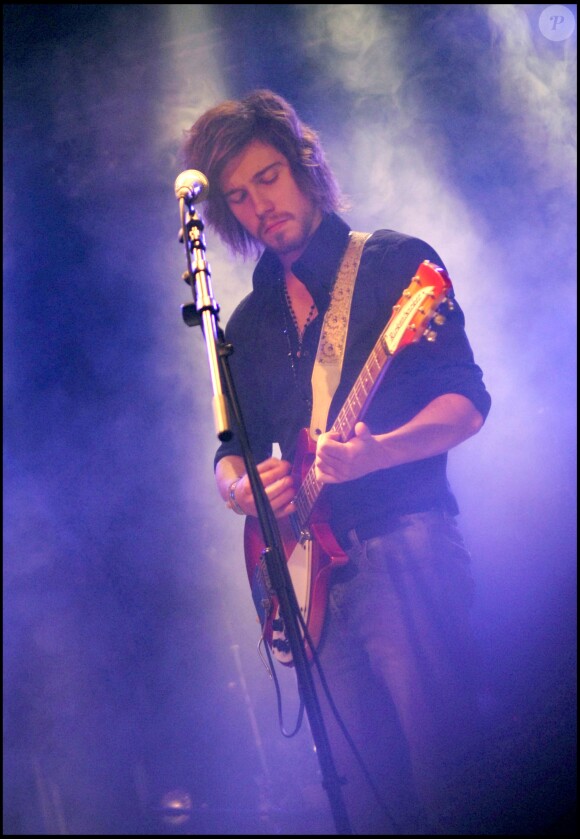 Julien Doré lors d'un concert au profit de l'association Vagdespoir en novembre 2007 à Paris.