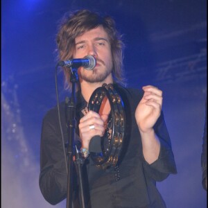 Julien Doré lors d'un concert au profit de l'association Vagdespoir en novembre 2007 à Paris.