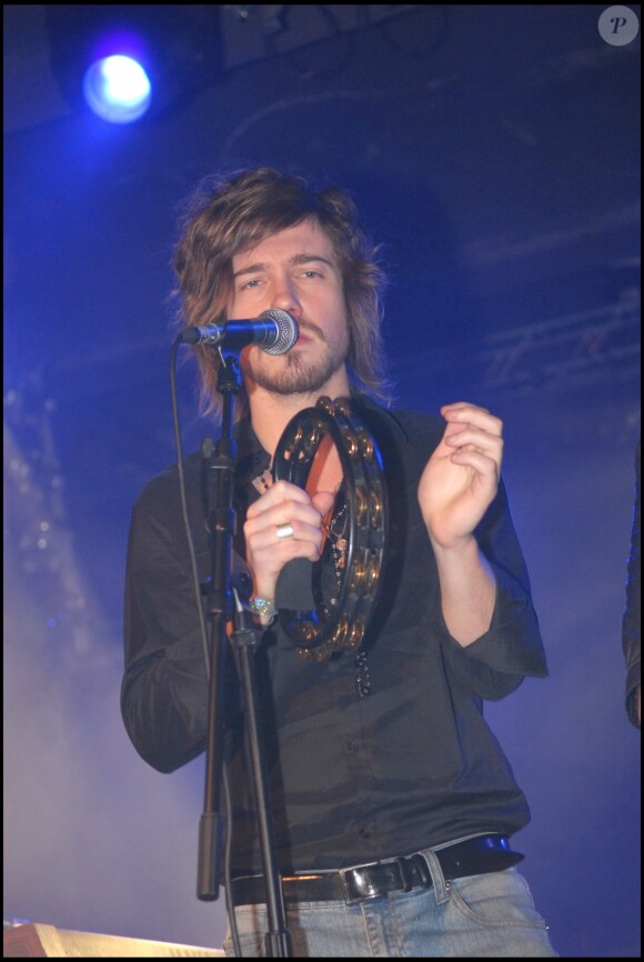 Julien Doré lors d'un concert au profit de l'association Vagdespoir en novembre 2007 à Paris.