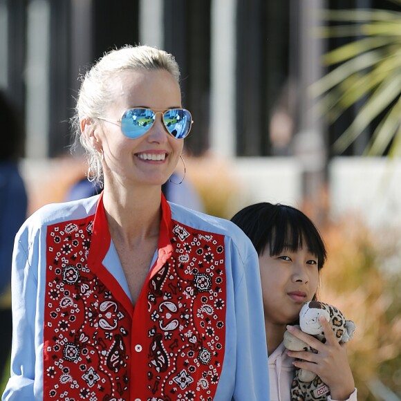 Johnny Hallyday avec sa femme Laeticia, leurs filles Jade et Joy, Marie Poniatowski avec son mari Pierre Rambaldi et leur fille Tess, à Santa Monica, le 1er avril 2017.