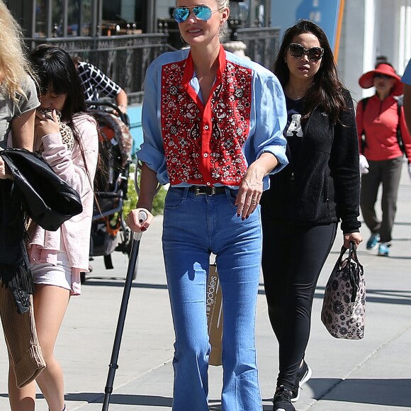 Johnny Hallyday avec sa femme Laeticia, leurs filles Jade et Joy, Marie Poniatowski avec son mari Pierre Rambaldi et leur fille Tess, à Santa Monica, le 1er avril 2017.