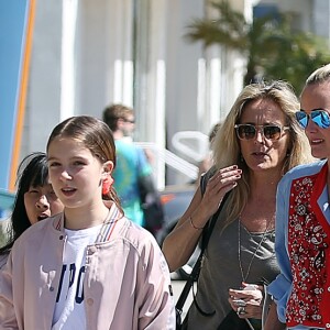 Johnny Hallyday avec sa femme Laeticia, leurs filles Jade et Joy, Marie Poniatowski avec son mari Pierre Rambaldi et leur fille Tess, à Santa Monica, le 1er avril 2017.