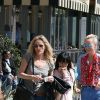 Johnny Hallyday avec sa femme Laeticia, leurs filles Jade et Joy, Marie Poniatowski avec son mari Pierre Rambaldi et leur fille Tess, à Santa Monica, le 1er avril 2017.