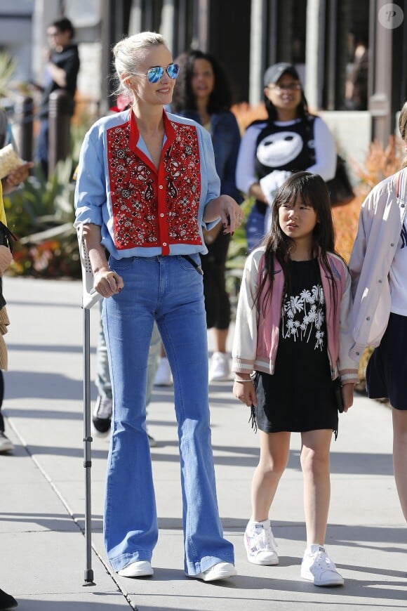 Johnny Hallyday avec sa femme Laeticia, leurs filles Jade et Joy, Marie Poniatowski avec son mari Pierre Rambaldi et leur fille Tess, à Santa Monica, le 1er avril 2017.