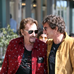 Johnny Hallyday avec sa femme Laeticia, leurs filles Jade et Joy, Marie Poniatowski avec son mari Pierre Rambaldi et leur fille Tess, à Santa Monica, le 1er avril 2017.