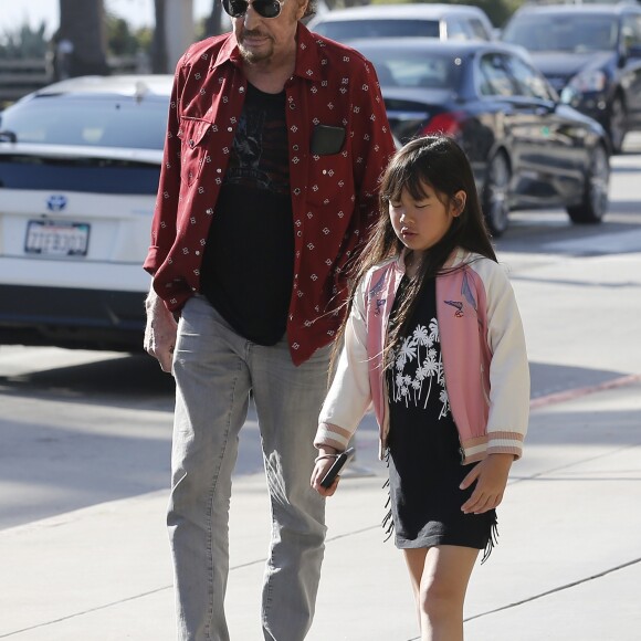 Johnny Hallyday avec sa femme Laeticia, leurs filles Jade et Joy, Marie Poniatowski avec son mari Pierre Rambaldi et leur fille Tess, à Santa Monica, le 1er avril 2017.