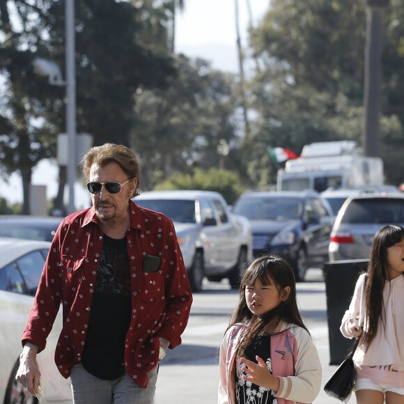 Johnny Hallyday avec sa femme Laeticia, leurs filles Jade et Joy, Marie Poniatowski avec son mari Pierre Rambaldi et leur fille Tess, à Santa Monica, le 1er avril 2017.