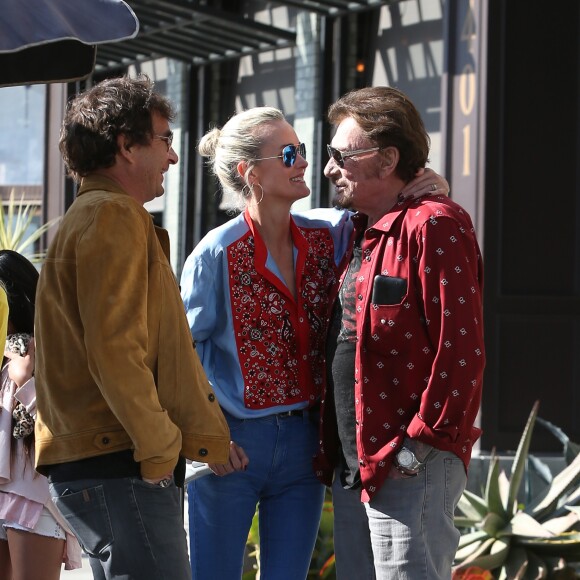 Johnny Hallyday avec sa femme Laeticia, leurs filles Jade et Joy, Marie Poniatowski avec son mari Pierre Rambaldi et leur fille Tess, à Santa Monica, le 1er avril 2017.