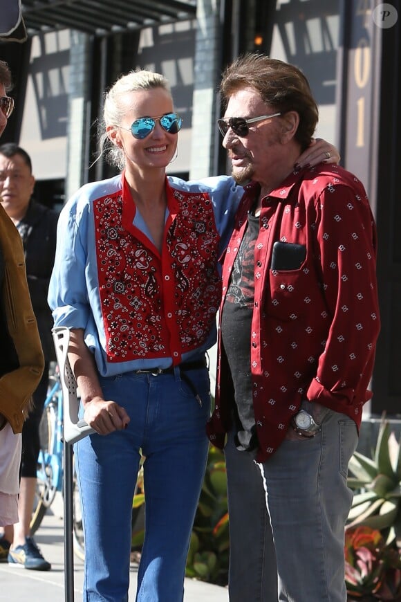 Johnny Hallyday avec sa femme Laeticia, leurs filles Jade et Joy, Marie Poniatowski avec son mari Pierre Rambaldi et leur fille Tess, à Santa Monica, le 1er avril 2017.