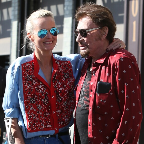 Johnny Hallyday avec sa femme Laeticia, leurs filles Jade et Joy, Marie Poniatowski avec son mari Pierre Rambaldi et leur fille Tess, à Santa Monica, le 1er avril 2017.