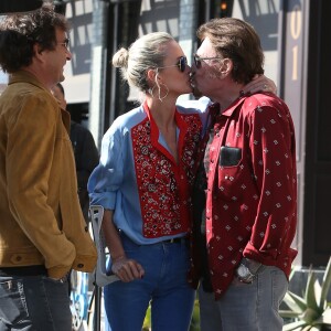Johnny Hallyday avec sa femme Laeticia, leurs filles Jade et Joy, Marie Poniatowski avec son mari Pierre Rambaldi et leur fille Tess, à Santa Monica, le 1er avril 2017.