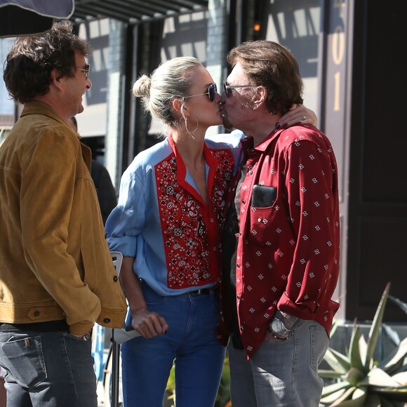Johnny Hallyday avec sa femme Laeticia, leurs filles Jade et Joy, Marie Poniatowski avec son mari Pierre Rambaldi et leur fille Tess, à Santa Monica, le 1er avril 2017.