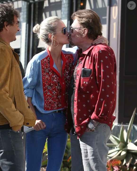Johnny Hallyday avec sa femme Laeticia, leurs filles Jade et Joy, Marie Poniatowski avec son mari Pierre Rambaldi et leur fille Tess, à Santa Monica, le 1er avril 2017.