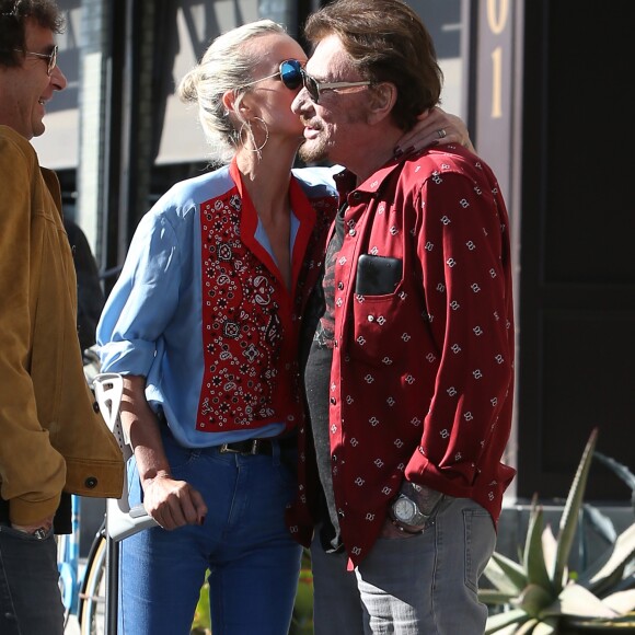Johnny Hallyday avec sa femme Laeticia, leurs filles Jade et Joy, Marie Poniatowski avec son mari Pierre Rambaldi et leur fille Tess, à Santa Monica, le 1er avril 2017.