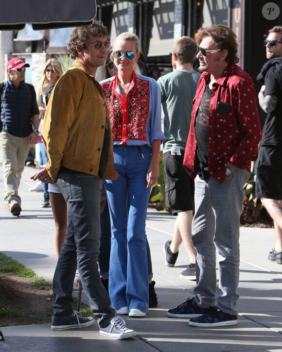 Johnny Hallyday avec sa femme Laeticia, leurs filles Jade et Joy, Marie Poniatowski avec son mari Pierre Rambaldi et leur fille Tess, à Santa Monica, le 1er avril 2017.