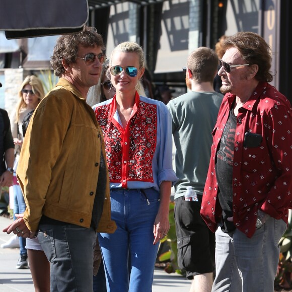 Johnny Hallyday avec sa femme Laeticia, leurs filles Jade et Joy, Marie Poniatowski avec son mari Pierre Rambaldi et leur fille Tess, à Santa Monica, le 1er avril 2017.