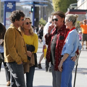 Johnny Hallyday avec sa femme Laeticia, leurs filles Jade et Joy, Marie Poniatowski avec son mari Pierre Rambaldi et leur fille Tess, à Santa Monica, le 1er avril 2017.
