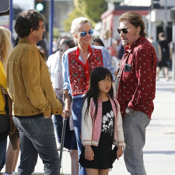 Johnny Hallyday avec sa femme Laeticia, leurs filles Jade et Joy, Marie Poniatowski avec son mari Pierre Rambaldi et leur fille Tess, à Santa Monica, le 1er avril 2017.