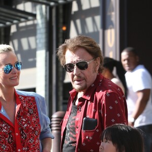 Johnny Hallyday avec sa femme Laeticia, leurs filles Jade et Joy, Marie Poniatowski avec son mari Pierre Rambaldi et leur fille Tess, à Santa Monica, le 1er avril 2017.