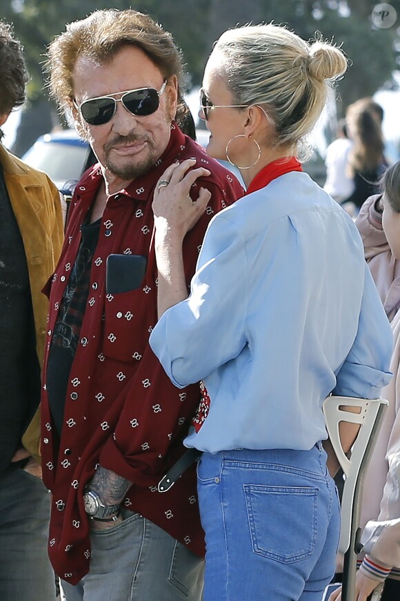 Johnny Hallyday avec sa femme Laeticia, leurs filles Jade et Joy, Marie Poniatowski avec son mari Pierre Rambaldi et leur fille Tess, à Santa Monica, le 1er avril 2017.